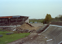 835290 Afbeelding van de sloop van het Stadion Galgenwaard (Stadionplein) te Utrecht.